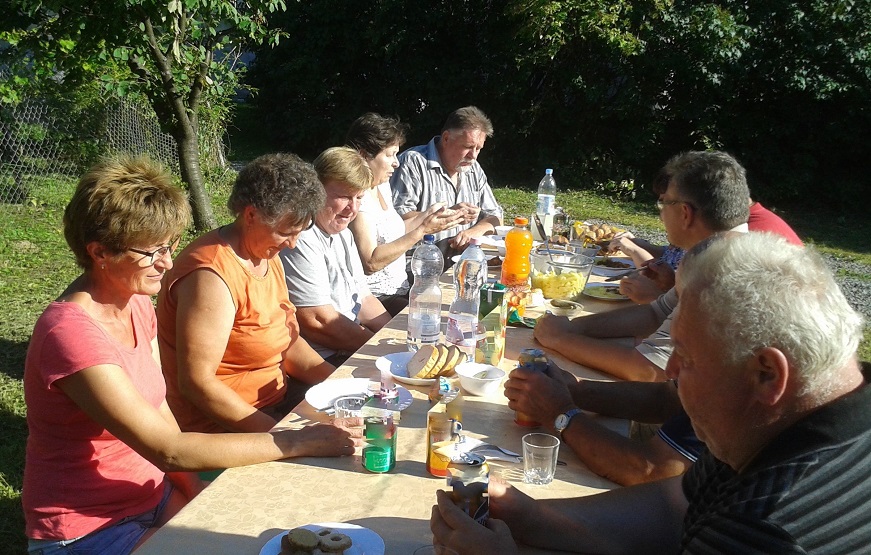 a terített asztal mellett