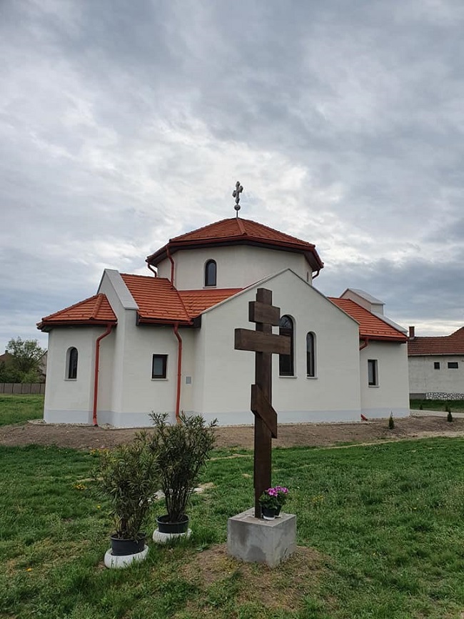 a templom, előtte kereszt
