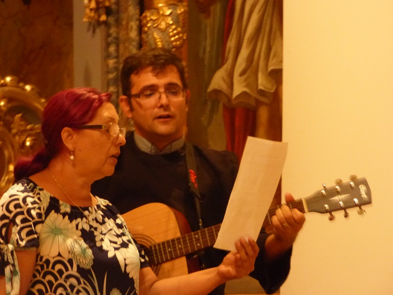 jobbról Papp Zoltán atya gitárral