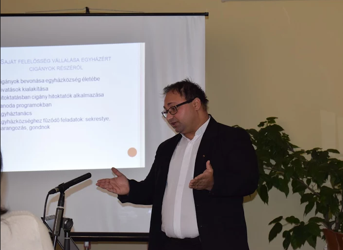 Balogh Győző előadás közben