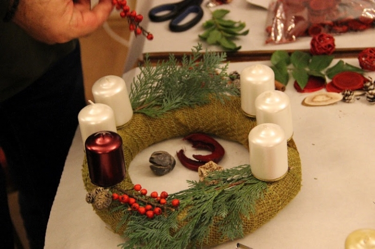 készülő adventi koszorú