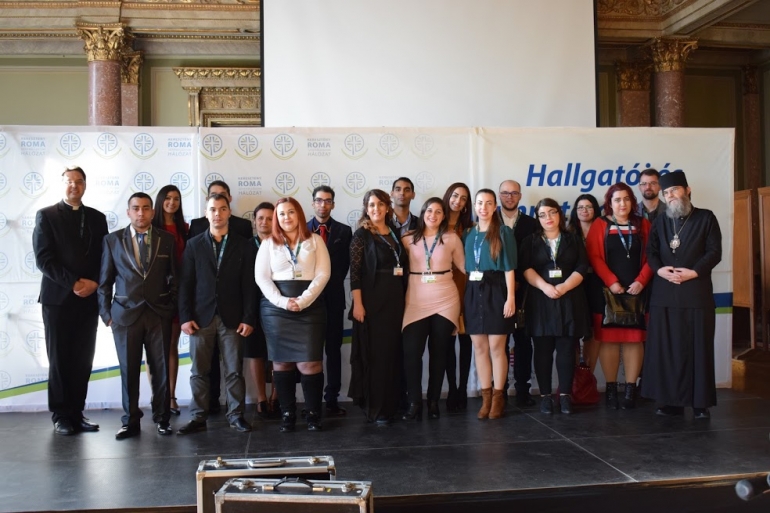 hallgatói és alimni csoportkép, jobbról Orosz Atanáz püspök, balról Makkai László igazgató