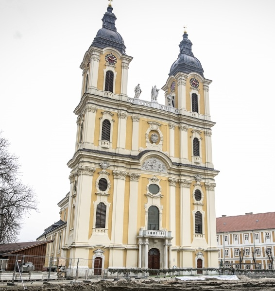 a kalocsai székesegyház homlokzata