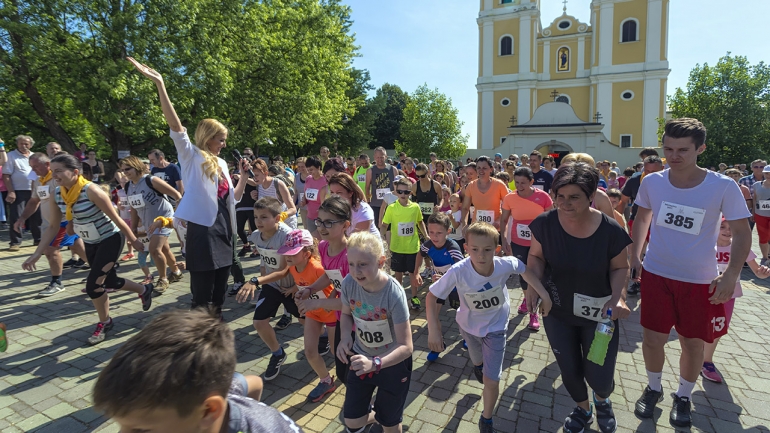 futó versenyzők a Kegytemplom előtti téren