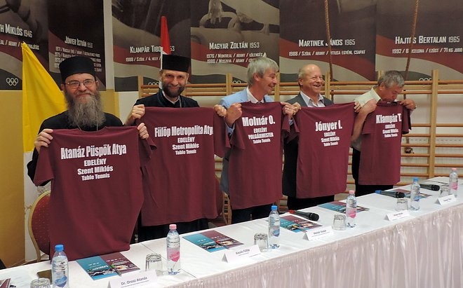 Orosz Atanáz, Kocsis Fülöp, Molnár Oszkár, Klampár Tibor, Jónyer István mezeket tartva kezükben