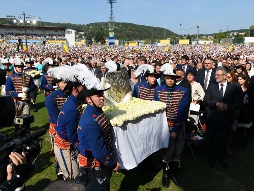 körmenet az ereklyével