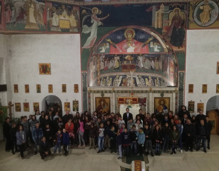 csoportkép a templomban