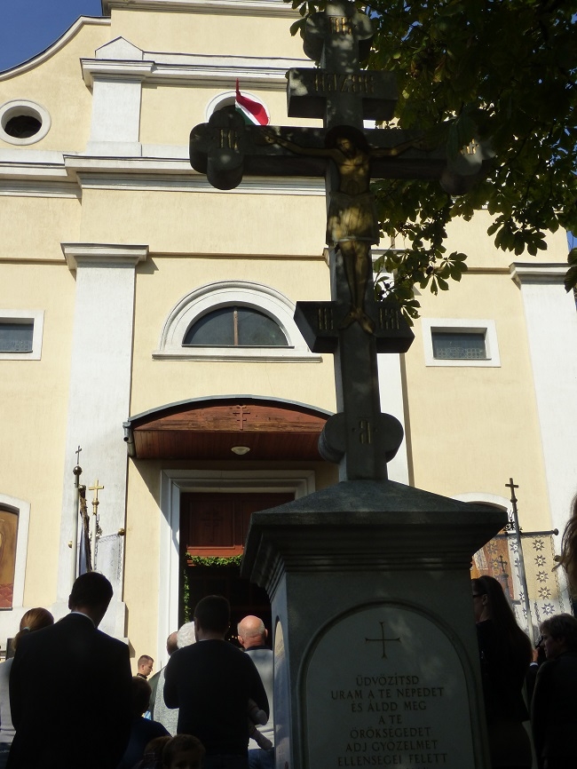 Görömböly, atemplom főbejárata, előtrében a kökereszttel
