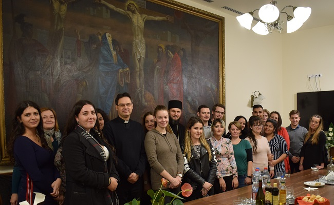 csoportkép Ábel atyával