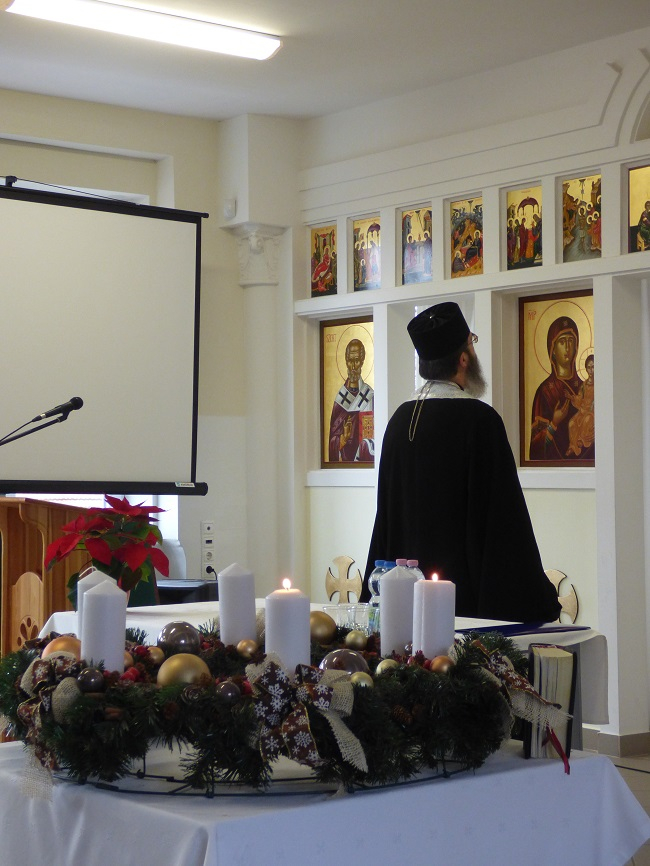 Atanáz püspök az ikonosztáz előtt, előtérben adventi koszorú