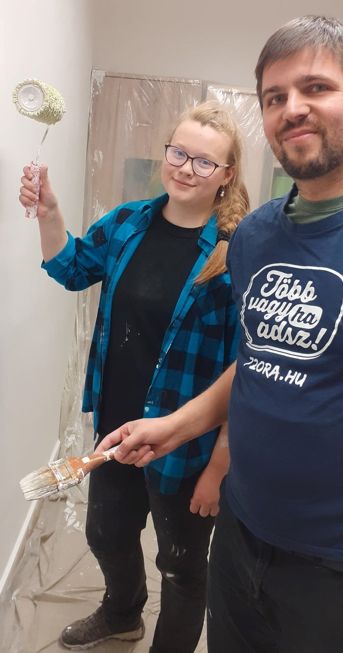 Falfestés közben