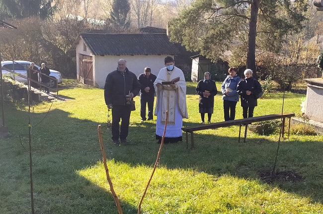 gyümölcsfák megáldása a templomkertben