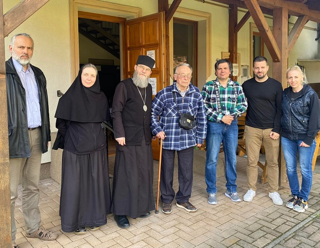 csoportkép a sajópálfali templom előtt