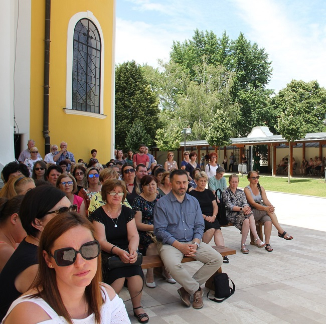 pedagógusok a templomudvaron