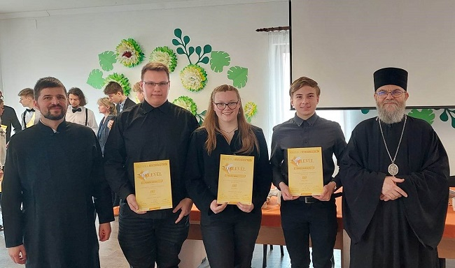 csoportkép Atanáz püspökkel