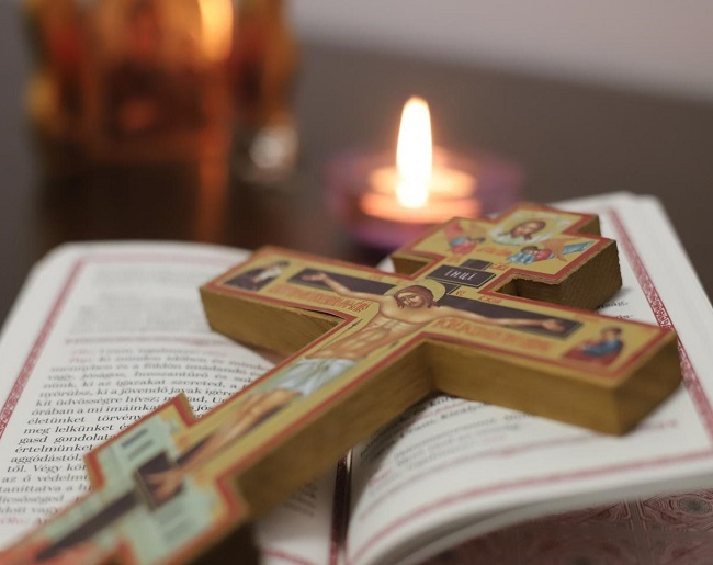 Biblia, kereszt, gyertya