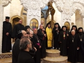 csoportkép az aleppói templomban