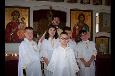 gyerekek, parókus a templomban