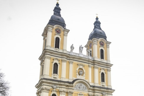 a kalocsai székesegyház homlokzata