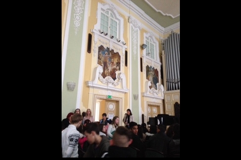 a Bartók teremeben gyülekeznek a gyerekek