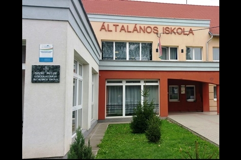 A múcsonyi iskola homlokzata