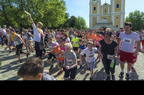 futó versenyzők a Kegytemplom előtti téren
