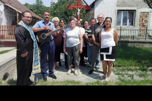 csoportkép a kereszt előtt