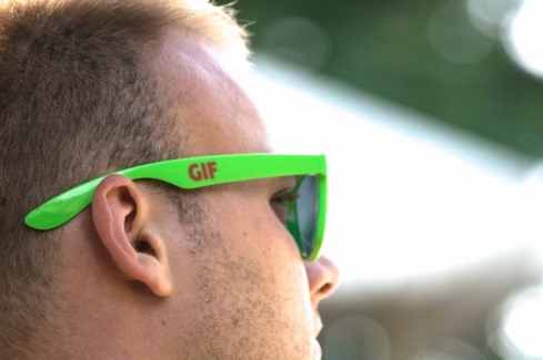 GIF feliratú szemüveg