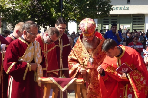 papok a kereszt előtt hódolnak