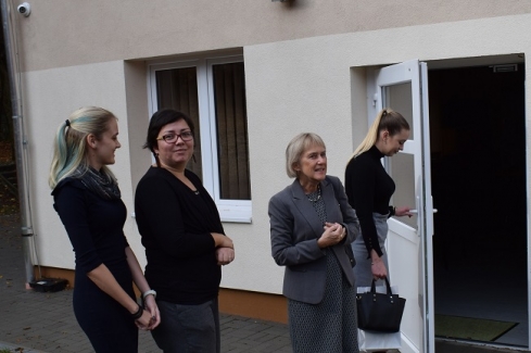 a kollégium munkatársai, jobbról a második nagykövetasszony