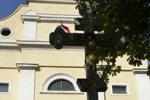 Görömböly, atemplom főbejárata, előtrében a kökereszttel