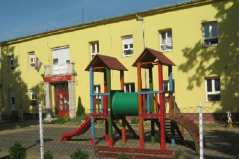 óvoda épülete, mászóka