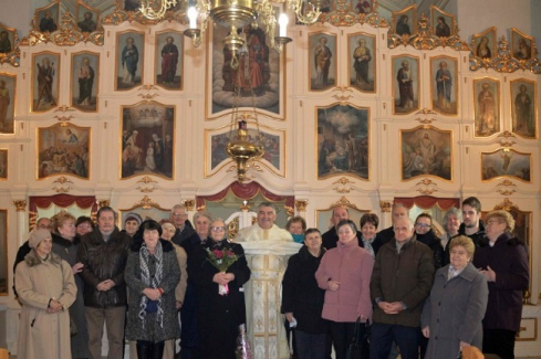csoportkép a templomban