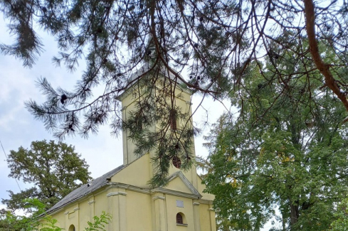 a templom előtt