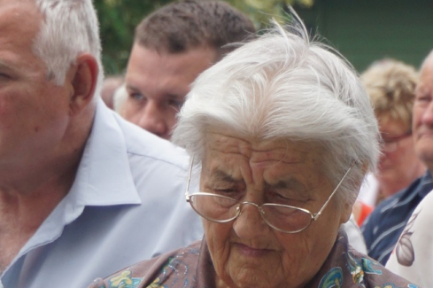 imádkozó idős asszony